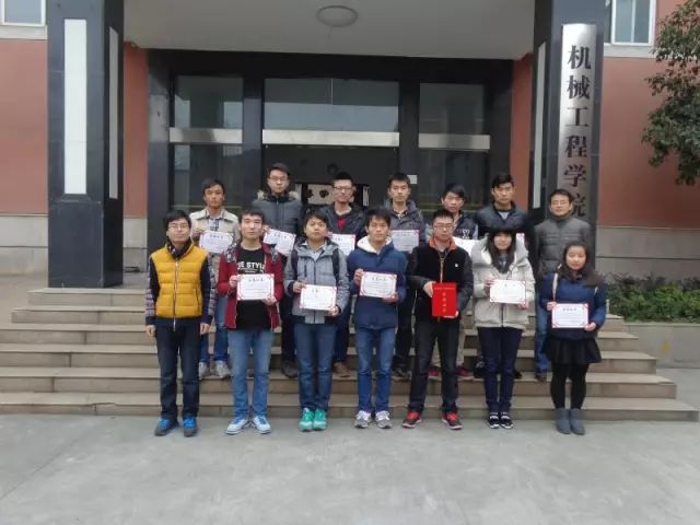 2015指导全国应用型人才综合技能大赛与获奖员工合影留念_Jc.jpg 图片